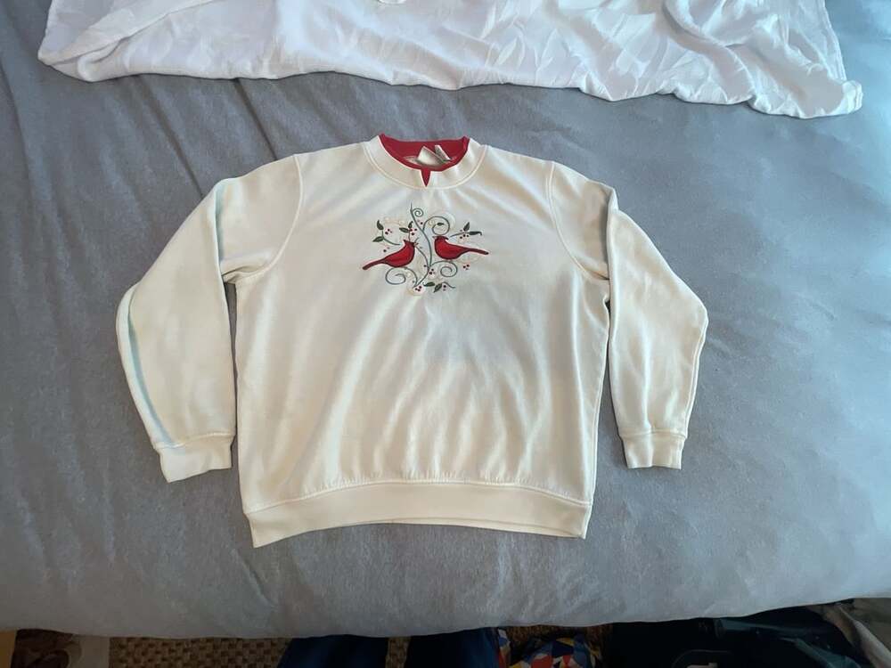 Cardinal Sweatshirt Size L White Embroidered Holiday Crewneck
Grandma chic
Fall